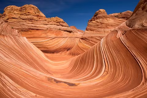 6. Wave Rock, Utah, Mỹ: Cái tên đã diễn tả phần nào về những tảng đá như ngọn sóng tuyệt đẹp. Cảnh quan siêu thực này là điểm du lịch nổi tiếng và thu hút nhất của vùng tây nam nước Mỹ. Kết cấu của Wave Rock là mảng sa thạch Navajo nhiều màu sắc, uốn lượn cong vút xung quanh các tảng đá cổ.