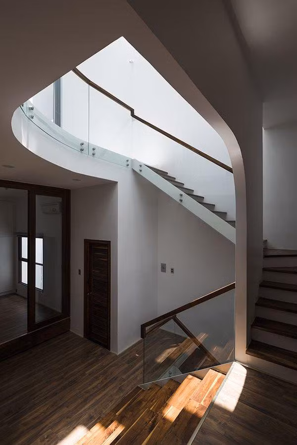 Cầu thang khung kim loại lát thêm gỗ vừa hiện đại lại đơn giản, tạo cảm giác nhẹ nhàng cho công trình.