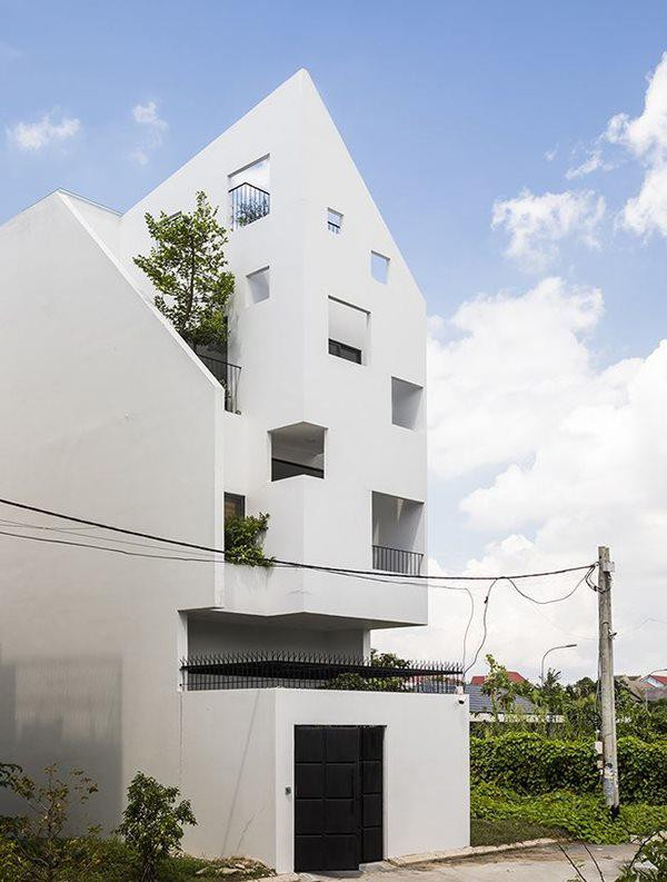 Căn nhà được thiết kế 3 tầng, là tổ ấm của một gia đình trẻ 4 người. Gia chủ muốn có một ngôi nhà thông thoáng, nhận đủ ánh sáng tự nhiên nhưng phải khắc phục được nắng nóng, đồng thời không gian cần có sự kết nối để có thể quan sát được các con nhỏ vui chơi dù ở vị trí nào trong nhà.