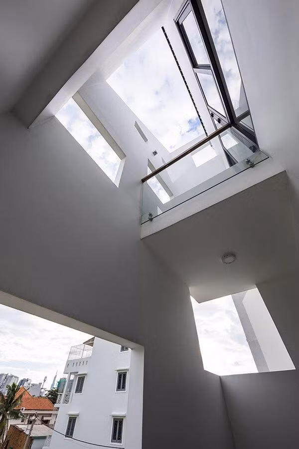 Để khắc phục hướng nhà, các kiến trúc sư sử dụng tường 2 lớp, lớp ngoài bố trí các ô cửa lớn nhỏ kích cỡ và sắp xếp ngẫu hứng, lớp trong là tường gạch hoặc kính, nhờ đó các phòng trong nhà luôn được mát mẻ.