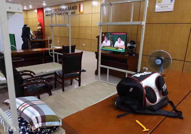 Nơi cán bộ thanh tra và an ninh vòng 2 ăn ở, túc trực 24/24 suốt gần 2 tuần lễ. Vòng 2 gồm lực lượng an ninh và thanh tra là cán bộ của Sở GD&amp;ĐT. Những người này bảo vệ, giám sát lực lượng ở vòng 1 và biệt lập với bên ngoài. Hàng ngày, đồ ăn, thức uống, thậm chí được lực lượng vòng ngoài chuyển vào cho cán bộ ở vòng 2. Cán bộ ở vòng 2 chuyển vào căn phòng cho cán bộ đang thực hiện sao lưu đề.