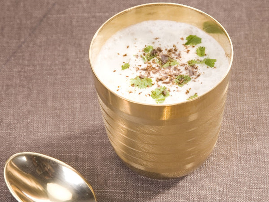 Bơ + sữa: Đây là đồ uống rất tốt cho mùa hè, không chỉ làm dịu cơn khát mà còn có lợi với sức khỏe. Muốn có hỗn hợp thức uống này, bạn cần cho một ít sữa đông, một chút lá bạc hà khô, muối, mật ong và dâu tây vào máy xay sinh tố. Chế biến xong, bạn chỉ cần thêm chút đá bào là có thể dùng được.