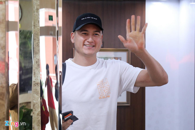 Sở hữu chiều cao 1,88 m, thân hình chuẩn cùng nét đẹp lai khi có cha là người Việt, mẹ người Nga, Lâm Tây là một trong những "cây hút fan nữ" của đội tuyển Việt Nam. Ảnh: Minh Chiến.