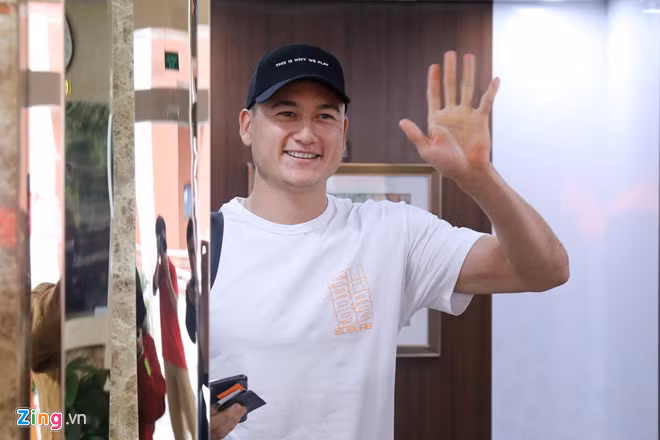 Sở hữu chiều cao 1,88 m, thân hình chuẩn cùng nét đẹp lai khi có cha là người Việt, mẹ người Nga, Lâm Tây là một trong những "cây hút fan nữ" của đội tuyển Việt Nam. Ảnh: Minh Chiến.