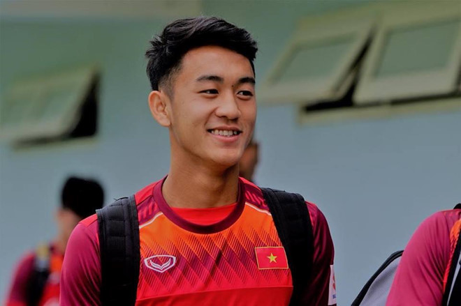 Lê Xuân Tú (sinh năm 1999) là một trong những cầu thủ "gây thương nhớ" cho hội fan nữ bởi gương mặt điển trai. Xuân Tú cao 1,80 m, được nhận xét mang vẻ đẹp trai kiểu Hàn Quốc với đôi mắt một mí, mày rậm cùng nụ cười duyên khoe răng khểnh. Ảnh: FBNV.