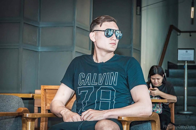 Ngoài tài bắt bóng, nam thủ thành quê gốc Thanh Hóa còn sở hữu nhiều tài lẻ đáng ngưỡng mộ, nổi bật trong số đó là giọng hát trầm ấm và khả năng đàn guitar ngọt ngào. Quyết liệt và nghiêm túc trên sân cỏ là vậy, Lâm Tây đời thường lại là chàng trai dễ thương, đáng mến bên cạnh đồng đội và sống tình cảm với gia đình. Ảnh: Instagram NV.