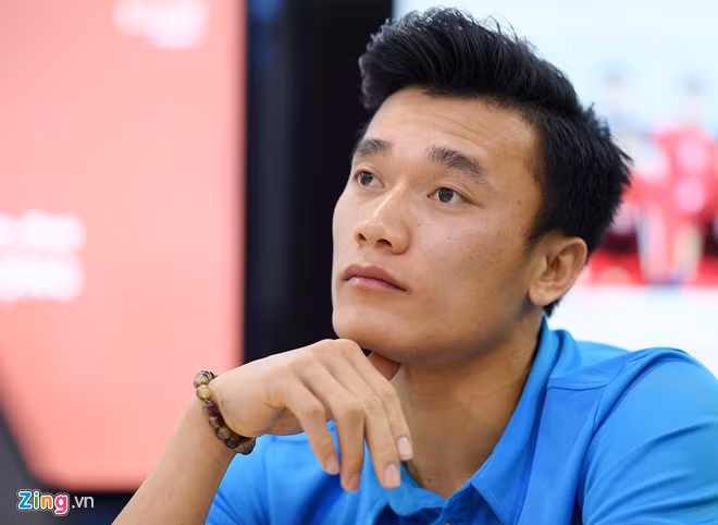 Bùi Tiến Dũng từng "nhận khéo" mình là trai đẹp khi tuyên bố: "Tiêu chí đầu tiên khi làm thủ môn là phải đẹp trai nhé, xấu cho lên đá hết rồi". Thời gian gần đây, anh chàng sinh năm 1997 thường xuyên thể hiện tình cảm gần gũi với người hâm mộ qua những lá thư được fan viết tặng. Ảnh: Anh Tuấn, FBNV.