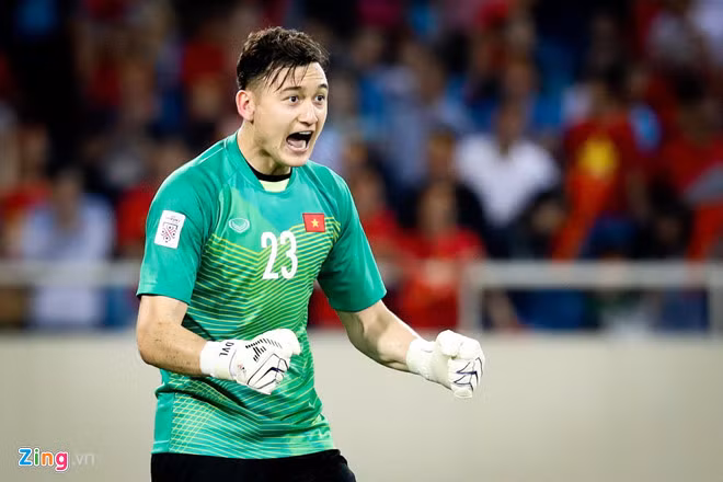 Đặng Văn Lâm được nhiều người hâm mộ xem là người hùng sân cỏ khi liên tiếp có màn thể hiện xuất sắc ở suốt nhiều giải đấu lớn. Đầu năm 2019, anh được đội bóng Thái Lan Muangthong United chiêu mộ. Thi đấu ở nước ngoài nhưng sức hút của chàng "gấu" Nga ở Việt Nam vẫn không hề giảm bớt. Ảnh: Minh Chiến.