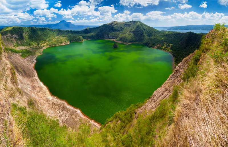 Ở Philippines bạn có thể tìm thấy một hòn đảo nằm trong một cái hồ, trên một hòn đảo trong một cái hồ và trên một hòn đảo. Hòn đảo này nằm ở núi lửa Taal tại phía nam Manila, thủ đô của Philippines. Đây cũng là núi lửa đang hoạt động nhỏ nhất trên Trái Đất nhưng các vụ phun trào của nó cũng rất khủng khiếp.