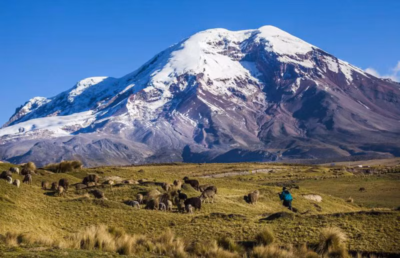 Đỉnh của núi lửa Chimborazo ở Ecuador là đỉnh cao nhất tính từ tâm Trái Đất với khoảng cách là 6.384 km. Điều đó tức là nếu xét theo tiêu chí này, nó còn cao hơn cả đỉnh Everest với khoảng cách tính từ tâm Trái Đất là 6.382 km.