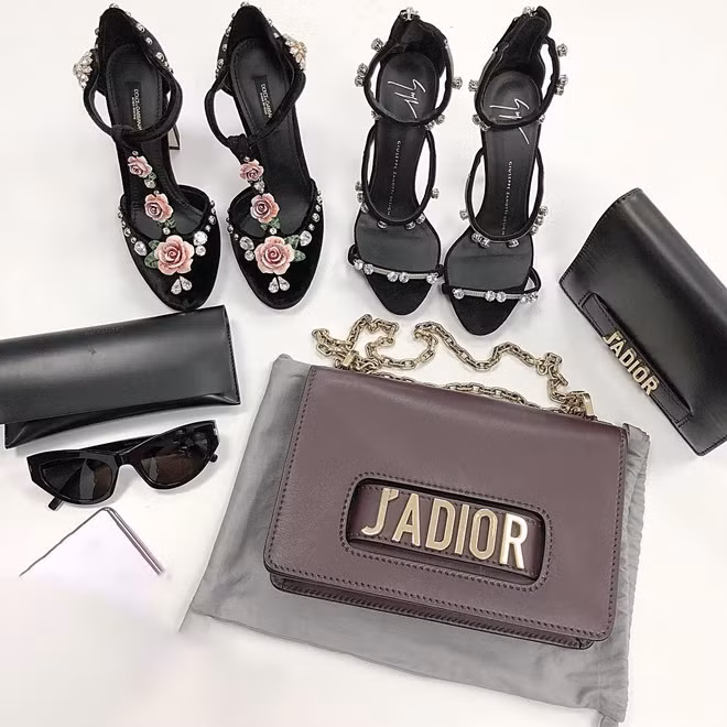 Một số lần chi mạnh sắm hàng hiệu khác được Ninh Dương Lan Ngọc khoe trên tài khoản cá nhân.