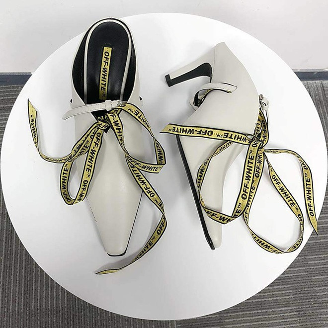 Giày buộc dây Off-White màu trắng (phải) và giày mũi nhọn của Burberry được Lan Ngọc mua khoảng vài tháng nay. Những đôi giày này có chiều cao trung bình từ 7-12 cm, giúp cô tôn dáng khi diện với đầm ngắn nữ tính.