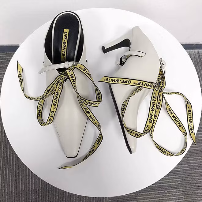 Giày buộc dây Off-White màu trắng (phải) và giày mũi nhọn của Burberry được Lan Ngọc mua khoảng vài tháng nay. Những đôi giày này có chiều cao trung bình từ 7-12 cm, giúp cô tôn dáng khi diện với đầm ngắn nữ tính.