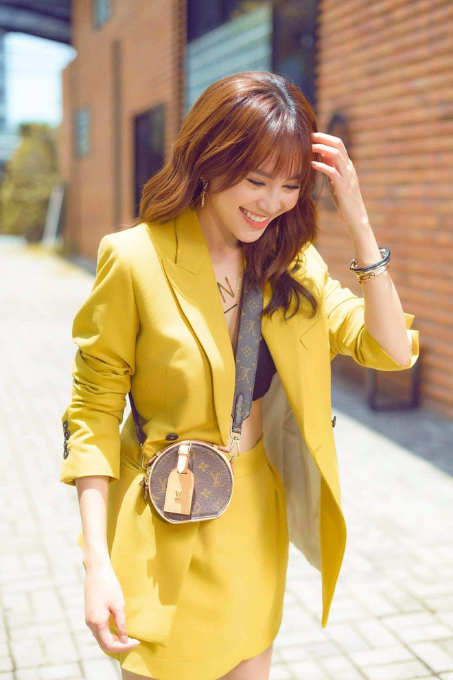 Lan Ngọc sở hữu mẫu túi mini boite chapeau của Chanel, có giá 2.660 USD (hơn 60 triệu đồng). Item này từng được nhiều mỹ nhân Việt sắm, trong đó siêu mẫu Thanh Hằng còn hài hước cho rằng chiếc túi "chỉ đủ chứa kẹo và vài thỏi son".