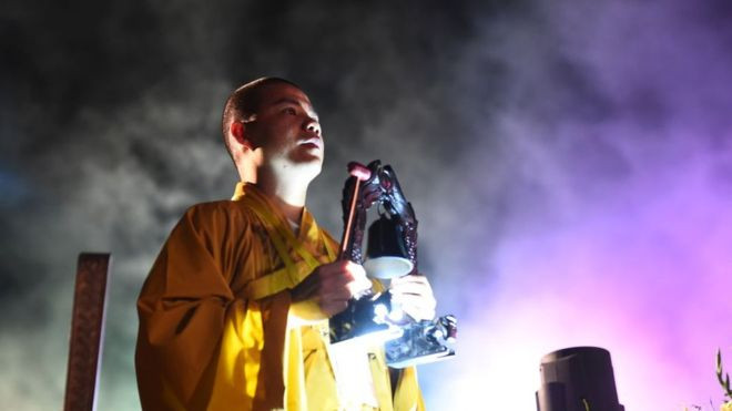 Con nguoi phai luon ran minh cho tham lam loi dung Phat phap kiem tien