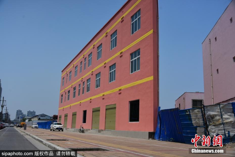 Tháng 6/2017, báo chí Trung Quốc đăng tải hình ảnh nhà siêu mỏng ở Trịnh Châu, Hà Nam.Nhưng đây chỉ là nhìn một đầu, trong khi đầu còn lại vẫn khá rộng. Chỗ hẹp nhất 20cm.