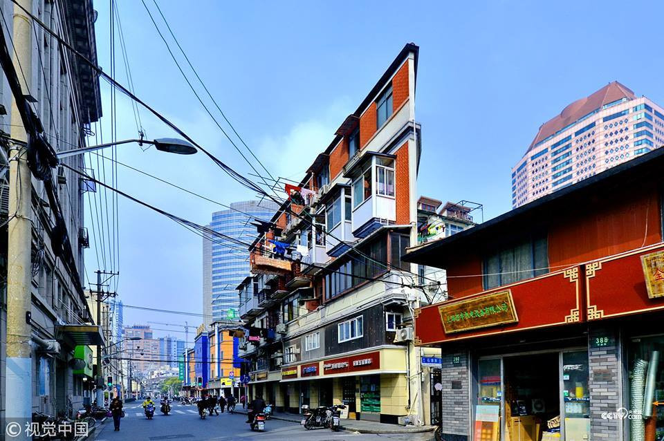 Trong khi đó, tầng một được tận dụng làm nơi kinh doanh nhưng các cửa hàng cũng khá chật chội. Tuy nhiên, điều đặc biệt là nếu đứng ở một đầu sẽ thấy tòa nhà mỏng dính như tờ giấy.