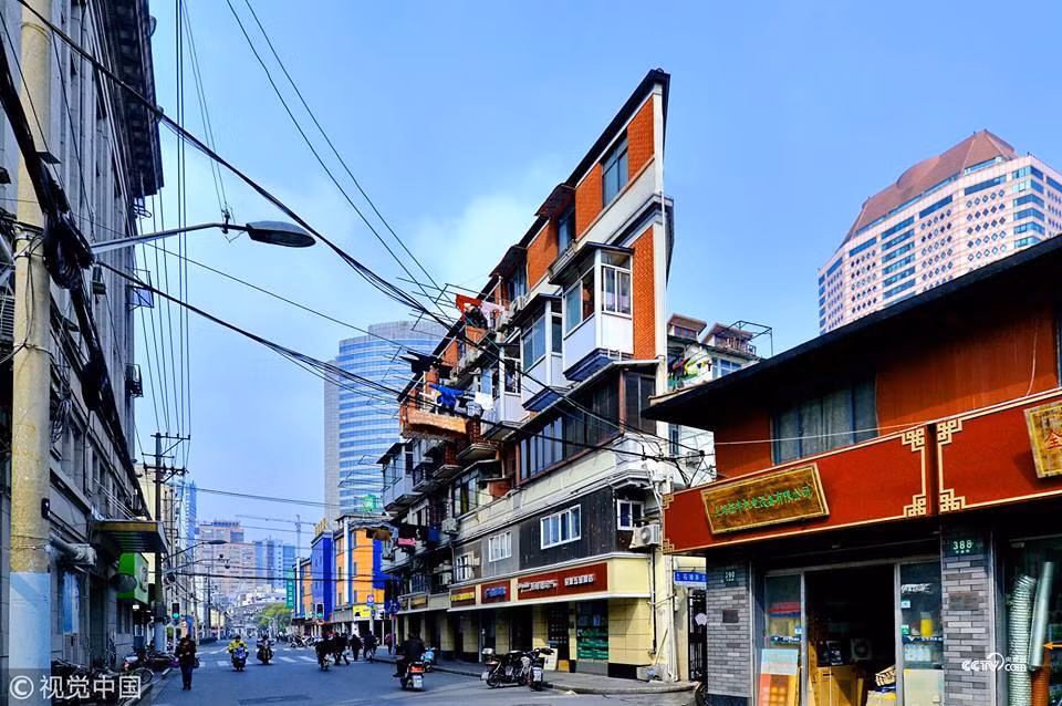 Trong khi đó, tầng một được tận dụng làm nơi kinh doanh nhưng các cửa hàng cũng khá chật chội. Tuy nhiên, điều đặc biệt là nếu đứng ở một đầu sẽ thấy tòa nhà mỏng dính như tờ giấy.