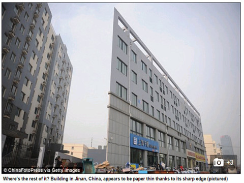 Năm 2015, một tòa nhà ở Tế Nam (Trung Quốc) được báo chí đăng tải "mỏng" như tờ giấy. Tuy nhiên, đây là tòa nhà có kiến trúc tam giác, một đầu "mỏng dính" còn đầu kia vẫn rộng.