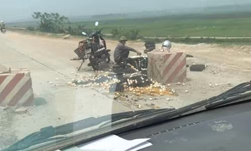 Nguoi dan ong roi nuoc mat giua dong trung nat bet tren duong