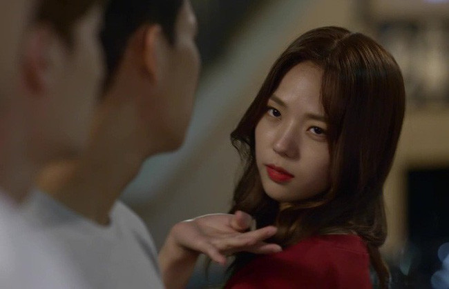 Ngo ngang phan ung cua chong khi bi ban be de biu