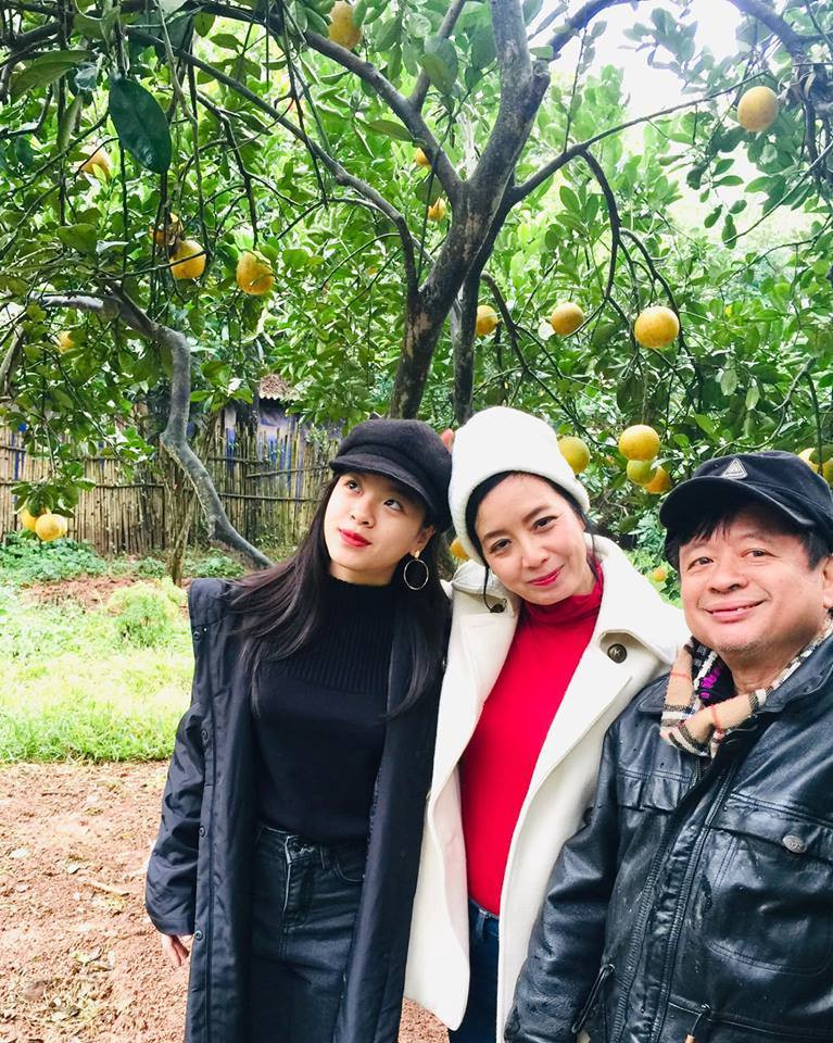 Nữ diễn viên thường cùng gia đình lái xe về khu vườn để thu hoạch các loại rau, quả sạch mỗi tháng hoặc có khi là mỗi dịp cuối tuần.