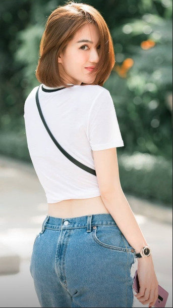 Tuy nhiên, góc chụp này khiến rất nhiều người băn khoăn vì hình như Ngọc Trinh mặc quần ngược ra đường bởi phần phéc-mơ-tuya và khuy quần lại ở phía sau lưng.