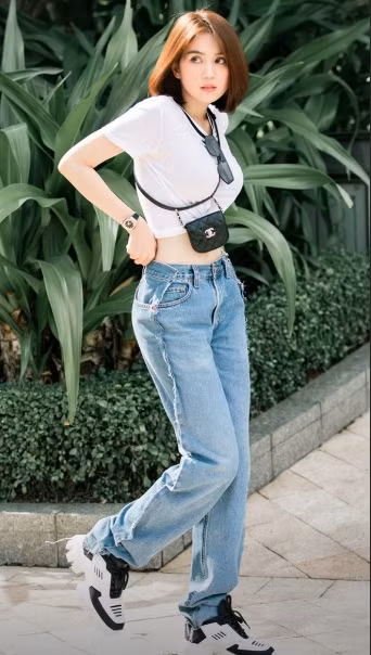 Tuy nhiên do vóc dáng nhỏ nhắn nên Ngọc Trinh mặc chiếc quần này có vẻ lùng bùng.