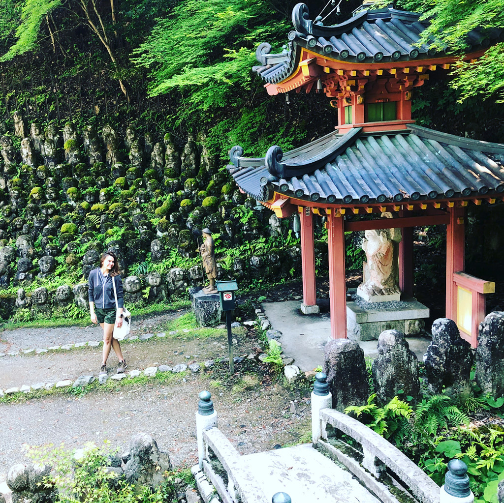 Khác với sự trang nghiêm thường thấy ở các đền chùa, nét ngộ nghĩnh sống động của bộ sưu tập tượng mang lại sự thích thú và tiếng cười cho du khách. Một trò chơi phổ biến của khách tham quan đến ngôi đền là tìm ra bức tượng giống với khuôn mặt của mình nhất. Ảnh: Miaggera, Aimeeteegarden, Yin.jerrie, Tinanguyen_11.