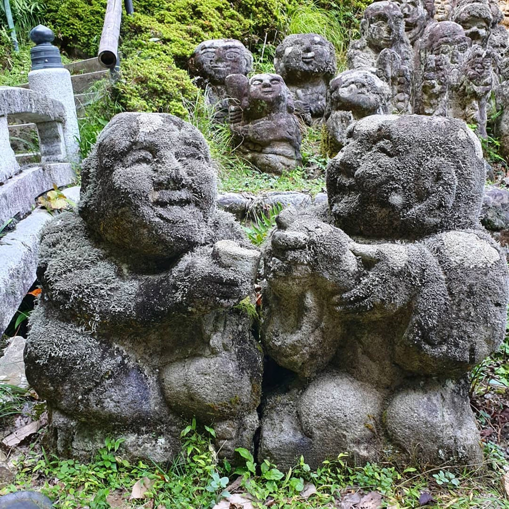 Khám phá xung quanh, du khách sẽ tìm thấy bức tượng cầm vợt tennis hay máy nghe băng cầm tay cũ, đứa trẻ quỳ gối hoặc 2 người nâng cốc rượu sake và cười sảng khoái… Ai có thể ngờ sẽ thấy “đôi bạn nhậu” trong một ngôi chùa? Ý tưởng sáng tạo không giới hạn của những bức tượng sẽ đưa du khách trải nghiệm từ ngạc nhiên này đến bất ngờ khác. Ảnh: Bec635766.