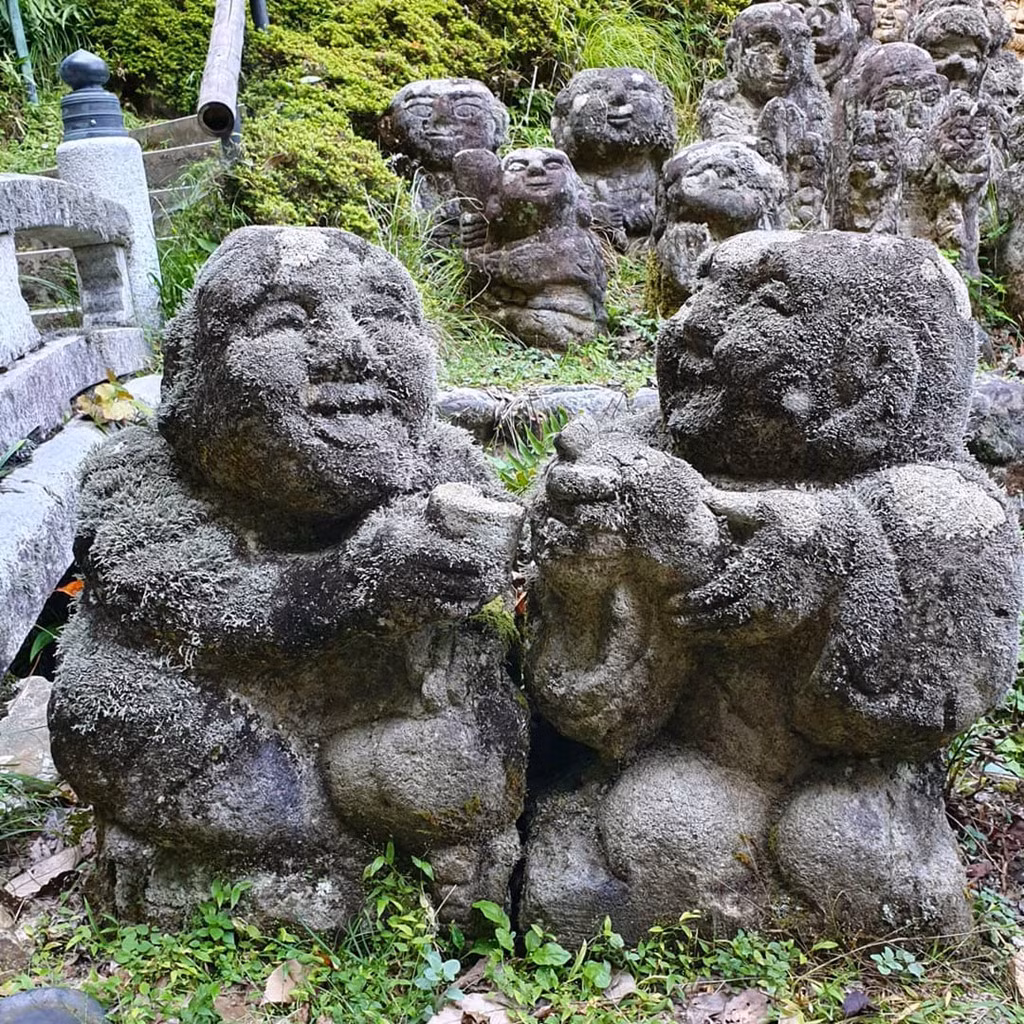 Khám phá xung quanh, du khách sẽ tìm thấy bức tượng cầm vợt tennis hay máy nghe băng cầm tay cũ, đứa trẻ quỳ gối hoặc 2 người nâng cốc rượu sake và cười sảng khoái… Ai có thể ngờ sẽ thấy “đôi bạn nhậu” trong một ngôi chùa? Ý tưởng sáng tạo không giới hạn của những bức tượng sẽ đưa du khách trải nghiệm từ ngạc nhiên này đến bất ngờ khác. Ảnh: Bec635766.