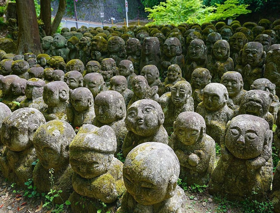 Ngôi đền có bộ sưu tập khổng lồ 1.200 tác phẩm điêu khắc Rakan bằng đá. Mỗi tượng có tư thế và khuôn mặt biểu cảm riêng: dễ thương, đáng sợ, buồn, thanh thản, kỳ quái... pha thêm những nét khôi hài thú vị. Với sự xuất hiện của những bức tượng đặc biệt vào năm 1981, ngôi chùa trở nên nổi tiếng. Ảnh: Jaredeng, Otterstravel.