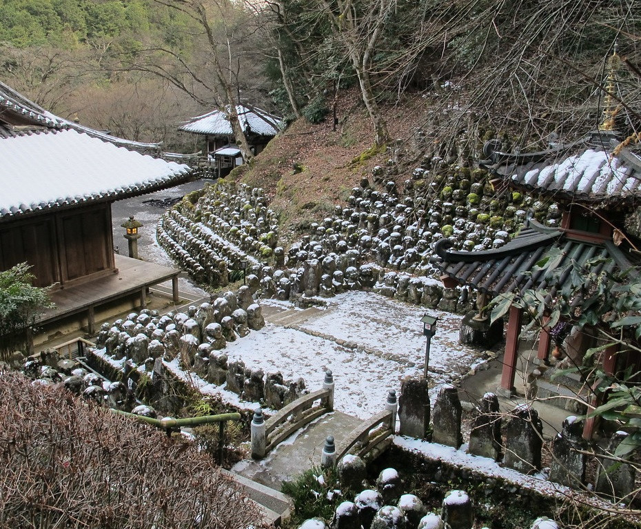 Năm 1955, nhà sư kiêm nhà điêu khắc Kocho Nishimura đã đảm nhận vị trí trụ trì tại Otagi Nenbutsuji. Ông bắt đầu kế hoạch khôi phục và chuyển đổi nghệ thuật cho ngôi đền. Sau hơn 30 năm kiên trì, thành quả của dự án là 1.200 tác phẩm điêu khắc ra mắt công chúng trong những năm 1980. Ảnh: Michael Lambe.