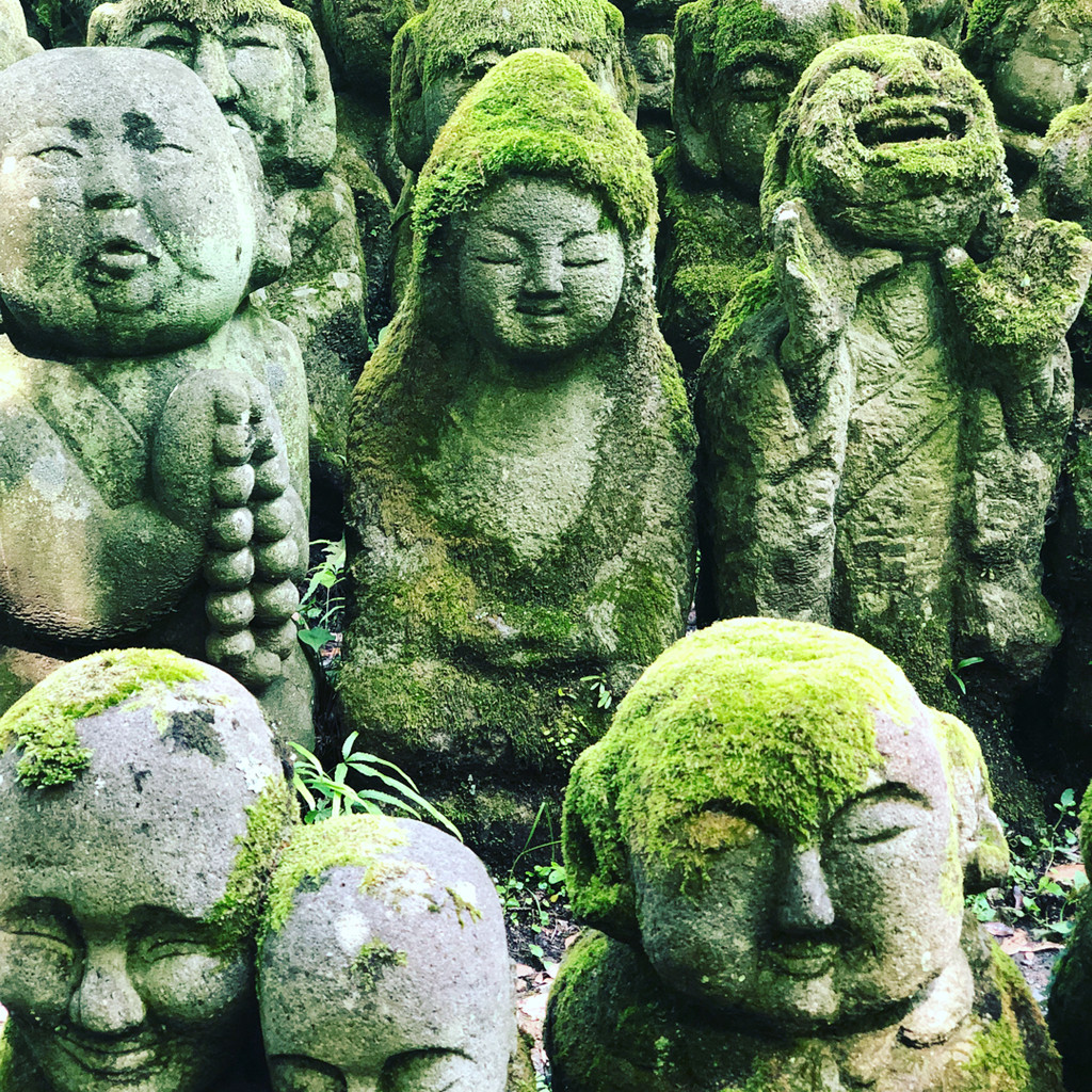 Đền Otagi Nenbutsuji không chỉ là điểm đến thú vị để lang thang, dạo chơi. Nơi đây cũng chứa đựng câu chuyện lịch sử ly kỳ. Ngôi đền được thành lập vào thế kỷ 8. Một thời gian sau, đền bị lũ lụt và hỏa hoạn tàn phá. Người ta chuyển sang xây Otagi Nenbutsuji ở địa điểm an toàn hơn vào năm 1922. Thật không may, thảm họa lần nữa ập đến năm 1950, Otagi Nenbutsuji bị tàn phá nặng nề bởi một cơn bão. Ảnh: Aimeeteegarden.