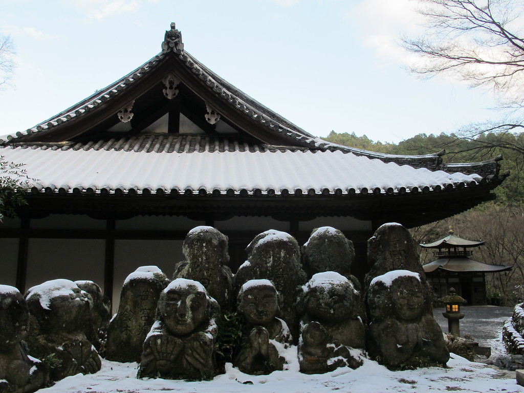 Các bức tượng là tác phẩm của những người nghiệp dư từ khắp nơi trên đất nước Nhật Bản, đến đền học điêu khắc từ Nishimura. Nhà sư “ra đề” cho họ là tạo ra các nhân vật độc đáo ẩn trong đá. Trước thử thách ấy, những người nghệ nhân có phản ứng khác nhau và mỗi người theo đuổi ý tưởng đột phá riêng. Ảnh: Michael Lambe.