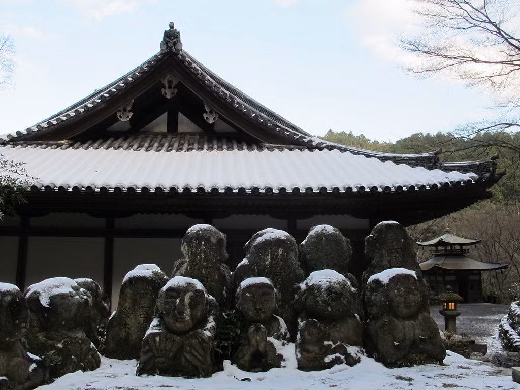 Các bức tượng là tác phẩm của những người nghiệp dư từ khắp nơi trên đất nước Nhật Bản, đến đền học điêu khắc từ Nishimura. Nhà sư “ra đề” cho họ là tạo ra các nhân vật độc đáo ẩn trong đá. Trước thử thách ấy, những người nghệ nhân có phản ứng khác nhau và mỗi người theo đuổi ý tưởng đột phá riêng. Ảnh: Michael Lambe.