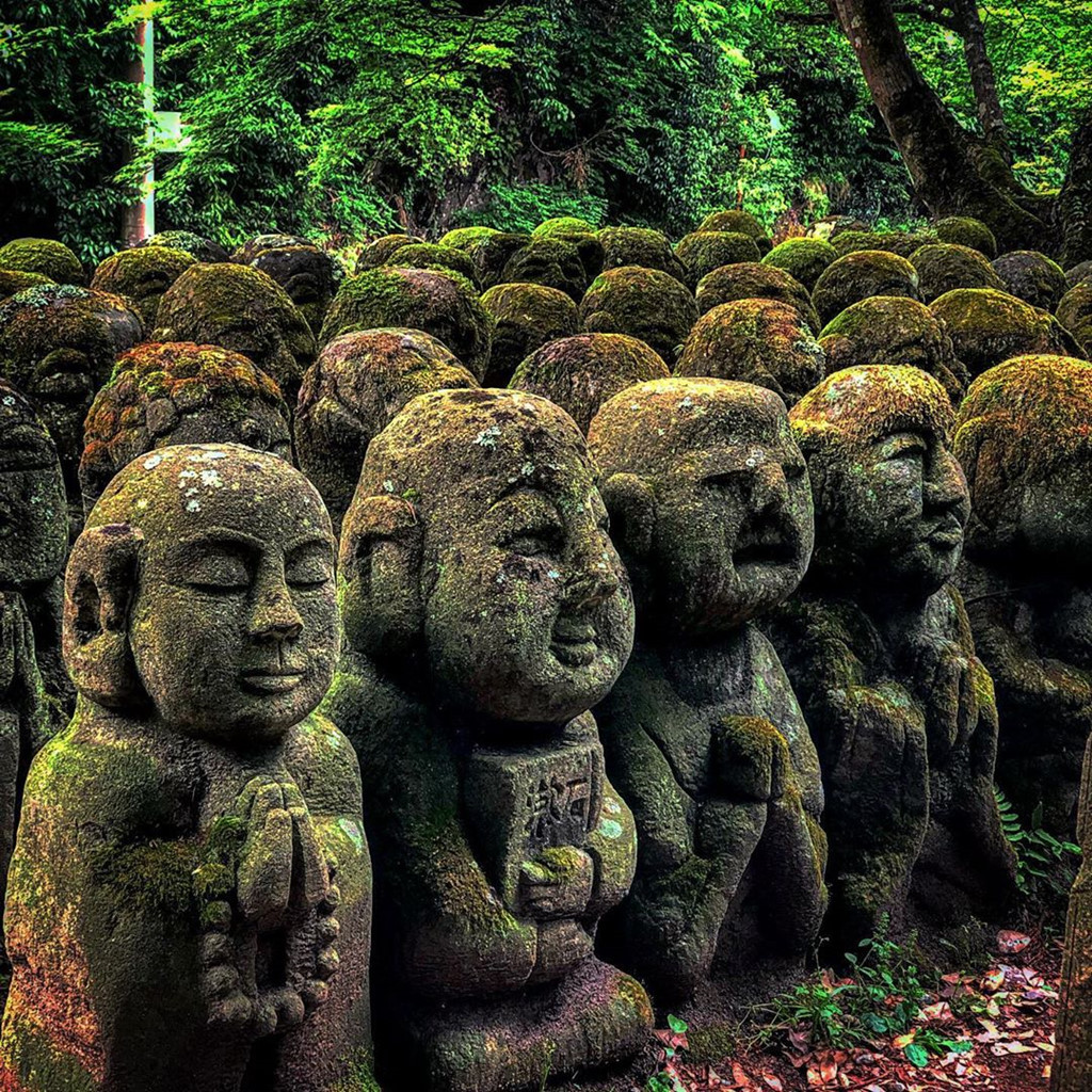 Nằm khuất phía xa khu phố Arashiyama xinh đẹp, đền Otago Nenbutsu-ji ẩn mình trên ngọn đồi phía tây Kyoto. Khu vực này cũng nổi tiếng với rừng trúc trứ danh, điểm đến hút khách hàng đầu cố đô đất nước Mặt Trời mọc. Tuy nhiên, không nhiều du khách đến thăm Otago Nenbutsu-ji. Vì thế, bạn có thể thoải mái khám phá ngôi đền mà không lo ngại đám đông chật ních làm mất hứng như ở các điểm du lịch khác. Ảnh: Fryr26, Kindalink.