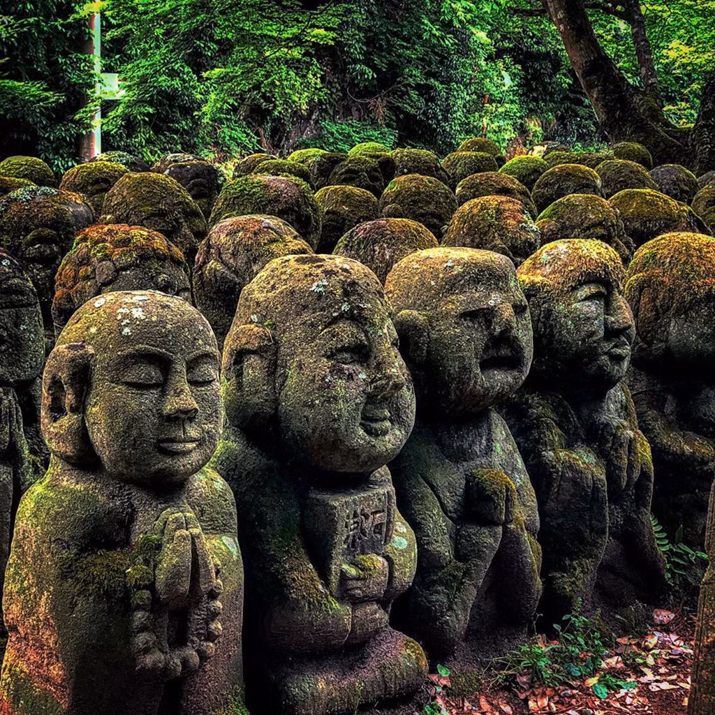 Nằm khuất phía xa khu phố Arashiyama xinh đẹp, đền Otago Nenbutsu-ji ẩn mình trên ngọn đồi phía tây Kyoto. Khu vực này cũng nổi tiếng với rừng trúc trứ danh, điểm đến hút khách hàng đầu cố đô đất nước Mặt Trời mọc. Tuy nhiên, không nhiều du khách đến thăm Otago Nenbutsu-ji. Vì thế, bạn có thể thoải mái khám phá ngôi đền mà không lo ngại đám đông chật ních làm mất hứng như ở các điểm du lịch khác. Ảnh: Fryr26, Kindalink.