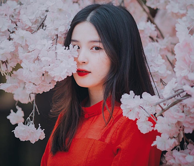 Thảo Nari (Ma Hương Thảo, sinh năm 1994) là cô gái dân tộc Tày sinh ra và lớn lên ở tỉnh miền núi Tuyên Quang. 9X từng giành giải Gương mặt khả ái tại cuộc thi hoa khôi Đại học Văn hóa - Miss HUC 2016. Cô gái 25 tuổi gây ấn tượng nhờ vẻ đẹp mong manh, dịu dàng được nhận xét có nét giống cựu hot girl Tâm Tít, Midu hay ca sĩ Nancy (thành viên nhóm nhạc Hàn Momoland).