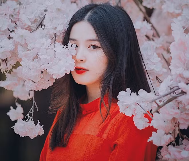 Thảo Nari (Ma Hương Thảo, sinh năm 1994) là cô gái dân tộc Tày sinh ra và lớn lên ở tỉnh miền núi Tuyên Quang. 9X từng giành giải Gương mặt khả ái tại cuộc thi hoa khôi Đại học Văn hóa - Miss HUC 2016. Cô gái 25 tuổi gây ấn tượng nhờ vẻ đẹp mong manh, dịu dàng được nhận xét có nét giống cựu hot girl Tâm Tít, Midu hay ca sĩ Nancy (thành viên nhóm nhạc Hàn Momoland).