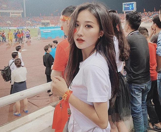 Trần Linh Hương (sinh năm 1997, Tuyên Quang) được nhiều dân mạng chú ý khi xuất hiện trên khán đài trận bán kết lượt về giữa tuyển Việt Nam và Philippines tại giải AFF Cup 2018. Bức ảnh của Linh Hương được chia sẻ nhiều trên các diễn đàn trai xinh gái đẹp Việt Nam.