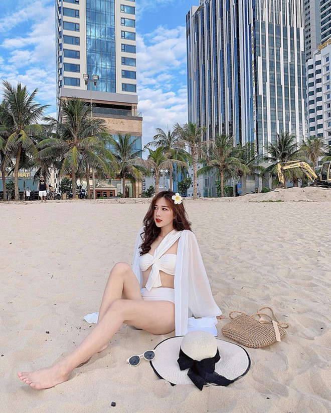 Trên trang cá nhân hơn 200.000 lượt theo dõi, Linh Hương thường đăng ảnh khoe ba vòng gợi cảm. Hiện tại, cô là mẫu ảnh tự do, thỉnh thoảng xuất hiện trong các TVC quảng cáo. Ngoài ra, 9X còn là cô chủ của một shop thời trang.