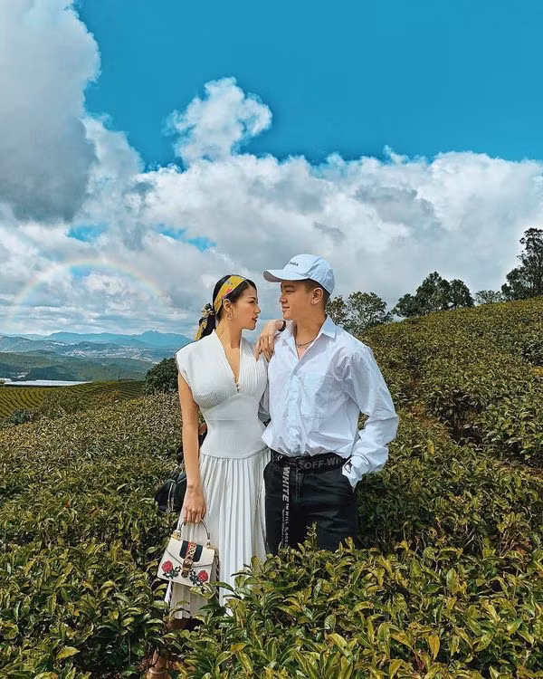 Lo dien chang trai luon ke vai sat canh cung Hoa hau Phuong Khanh