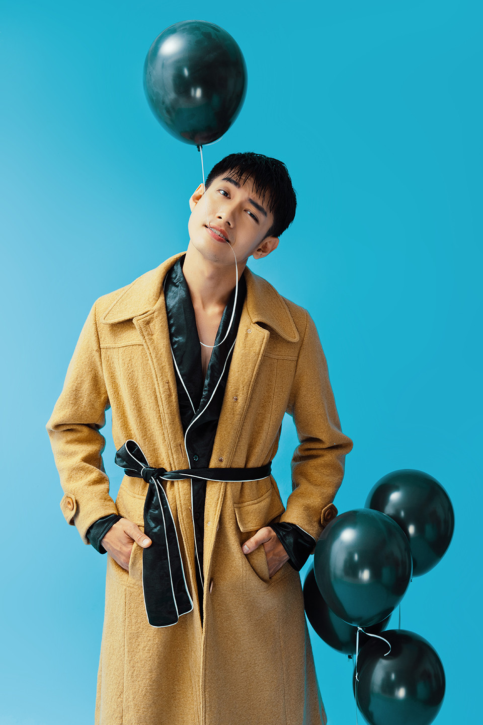 Bên cạnh đó dư luận cũng xuất hiện nhiều lời đồn cho rằng Quang Đăng và bạn gái là ca sĩ Thái Trinh mải mê yêu đương mà bỏ bê sự nghiệp. “Mình không nên đổ thừa tại cái này, tại cái kia cho sự thất bại của mình mà hãy tự nhìn nhận rõ là do sự hạn chế của bản thân chưa nỗ lực đủ. Về cuộc tình với Thái Trinh, cả hai cũng có nhiều lúc rất mệt mỏi khi không tìm được tiếng nói chung. Nhưng tôi nghĩ mối quan hệ nào cũng thế, sẽ có lúc này lúc kia, khi vui khi buồn. Điều quan trọng là cả hai nhìn nhận ra được vấn đề để không bị ảnh hưởng bởi những ý nghĩ tiêu cực nếu muốn duy trì quan hệ tình cảm", anh chia sẻ.