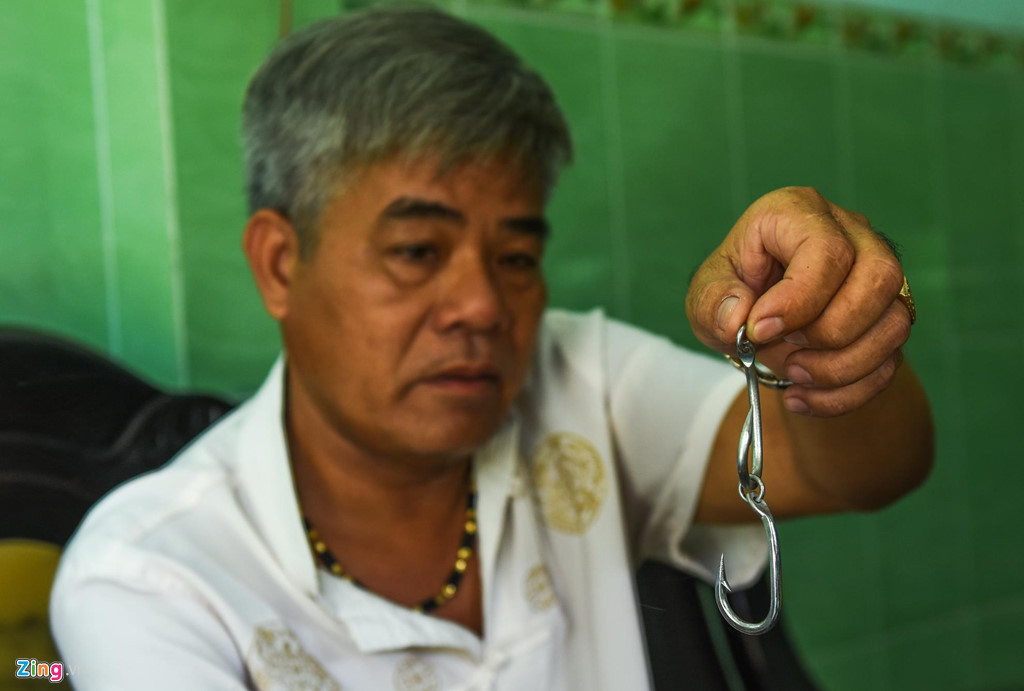 "Mỗi chuyến ra khơi đánh bắt cá ngừ đại dương, chúng tôi tập kết lên tàu 3.000 lít dầu diesel, 100 kg gạo cùng lương thực, nước uống, 20 kg dây cước Nhật Bản, hơn 100 lưỡi câu, vài móc sắt inox và 4 cây tre già rắn chắc làm cần câu quanh tàu. Muốn bắt cá ngừ đại dương, ngư dân phải dùng mực xà tươi để làm mồi nhử", thuyền trưởng La Văn Nhược hơn 15 năm gắn bó với nghề cho hay.