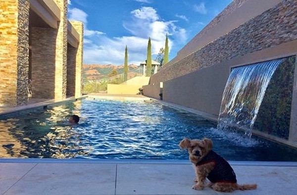 Bên ngoài có bể bơi rộng lớn.