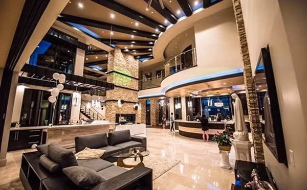 Phòng khách rộng lớn với đầy đủ tiện nghi.