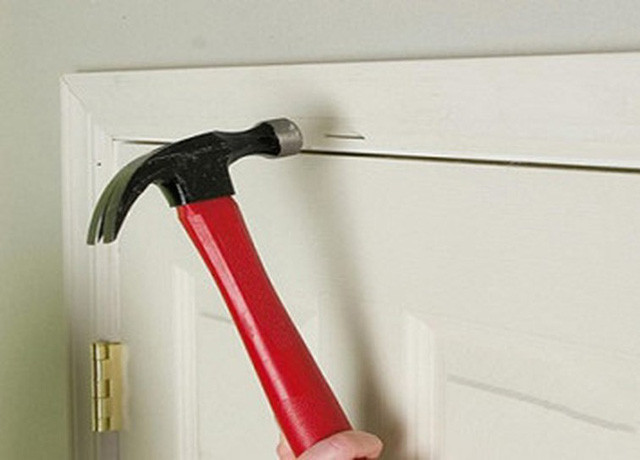 4. Đinh tán trên cửa: Nhiều người vẫn có thói quen đóng những chiếc đinh tán trên cửa ra vào để treo đồ. Tuy nhiên, cửa chính làm bằng gỗ là căn nguyên cho tài vận của một gia đình. Mộc sinh Thủy, Thủy sinh Kim, lỗ đinh treo trên cửa gỗ đồng nghĩa với việc tài lộc bị thất thoát rất nguy hiểm. Vì thế, hãy sử dung loại móc treo dính thay vì dùng đinh nhé! 