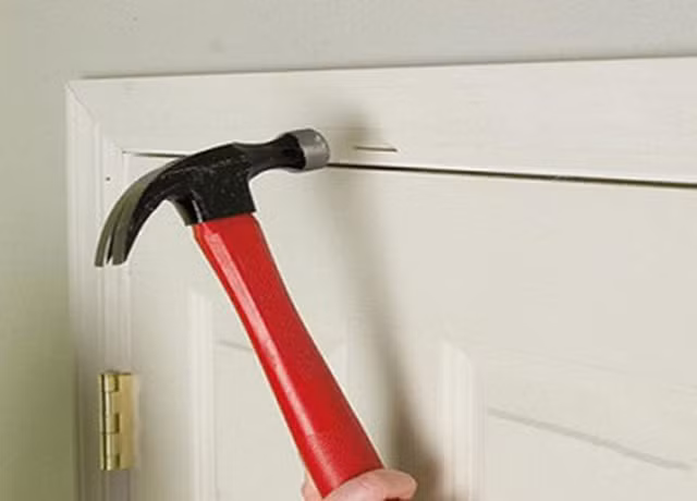 4. Đinh tán trên cửa: Nhiều người vẫn có thói quen đóng những chiếc đinh tán trên cửa ra vào để treo đồ. Tuy nhiên, cửa chính làm bằng gỗ là căn nguyên cho tài vận của một gia đình. Mộc sinh Thủy, Thủy sinh Kim, lỗ đinh treo trên cửa gỗ đồng nghĩa với việc tài lộc bị thất thoát rất nguy hiểm. Vì thế, hãy sử dung loại móc treo dính thay vì dùng đinh nhé! 