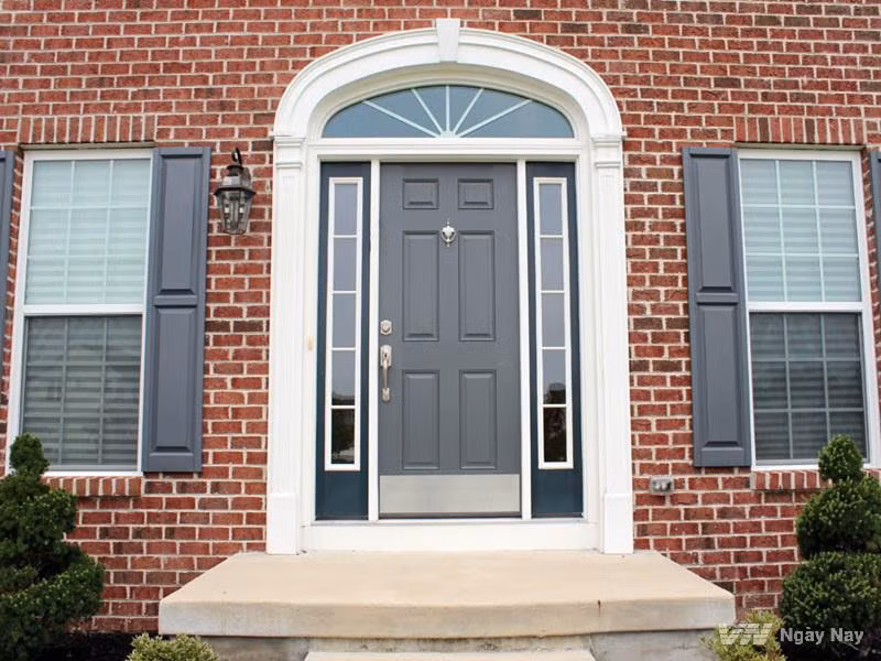 5. Để gương ở cửa chính: Mọi người hay có thói quen soi gương, chỉnh sửa đầu tóc trước khi ra khỏi nhà nên để gương ngay ở cửa chính. Thế nhưng, theo phong thủy, gương là vật có tính phản chiếu, không thể tự lựa chọn việc phản chiếu may mắn hay vận xui. Vì thế, nếu chẳng may bên ngoài có vận khí xấu thì chính chiếc gương lại là vật dẫn khiến ngôi nhà bị xui xẻo bao trùm. 